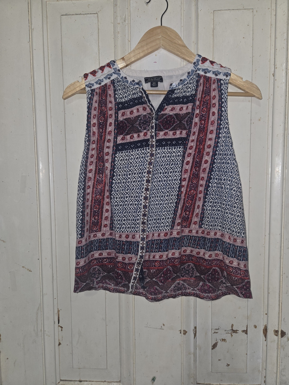 Lucky Brand XS Boho Navy and Red Sleeveless Button-Front Printed Blouse